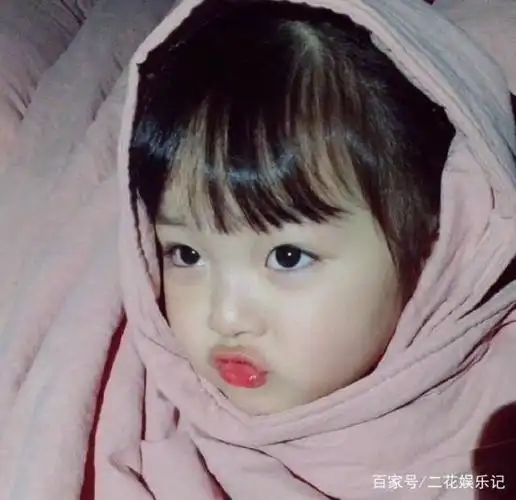 搞怪表情包小女孩权律二长大了,逆天颜值,网友:"该出道了"