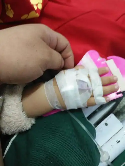 宝宝第一次输液呢