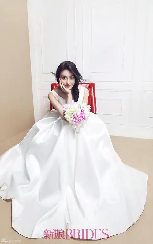 组图:张馨予梦幻婚纱写真 简约典雅美轮美奂