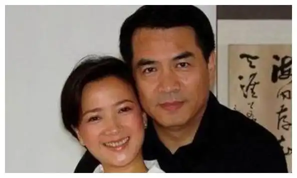 再后来,受过两次情伤的何晴终于碰到了现在的老公廖京生,何晴与丈夫的