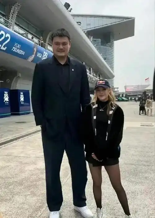 姚明和谷爱凌同框看f1车赛,最萌身高差引人注目,雷军也低调现身