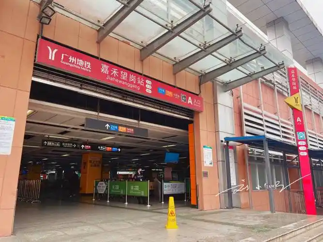 原创广州最挤地铁站之一据说早晚高峰水泄不通被戏称为乱葬岗