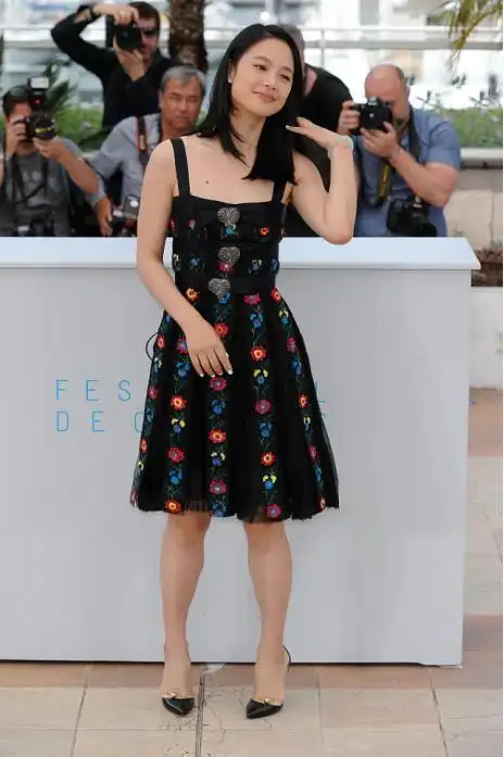 周韵的熟女韵味无敌了,一袭黑色吊带连衣裙配玉手镯,身材好窈窕