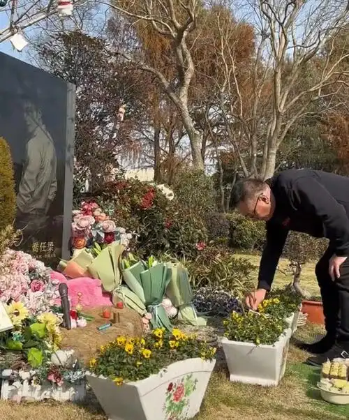 乔任梁的遗照是一张写真,他背对着大家,帅气的脸庞让人回想起他曾带给