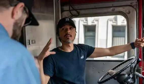 冯德伦复出演戏,47岁胡子花白,24年前和吴彦祖舒淇惊艳娱乐圈