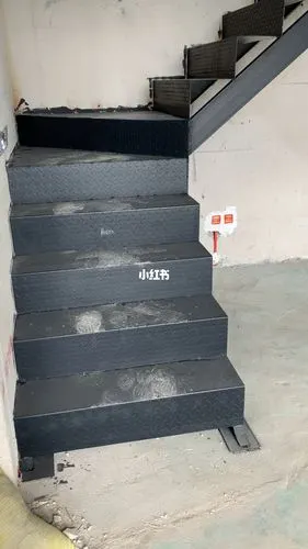 新做好的楼梯上下特别舒适,步数合理,中间转角由原来的3蹬变成2大蹬