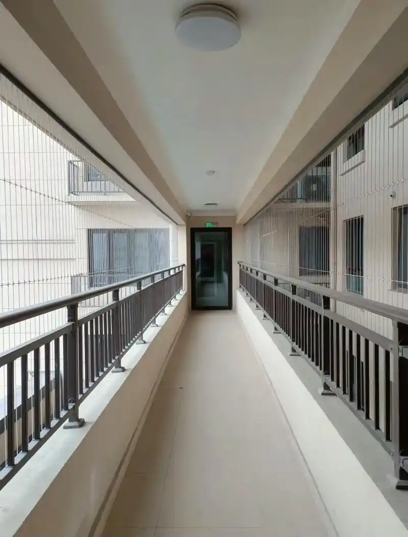 连廊户型安全防护网安装好啦.