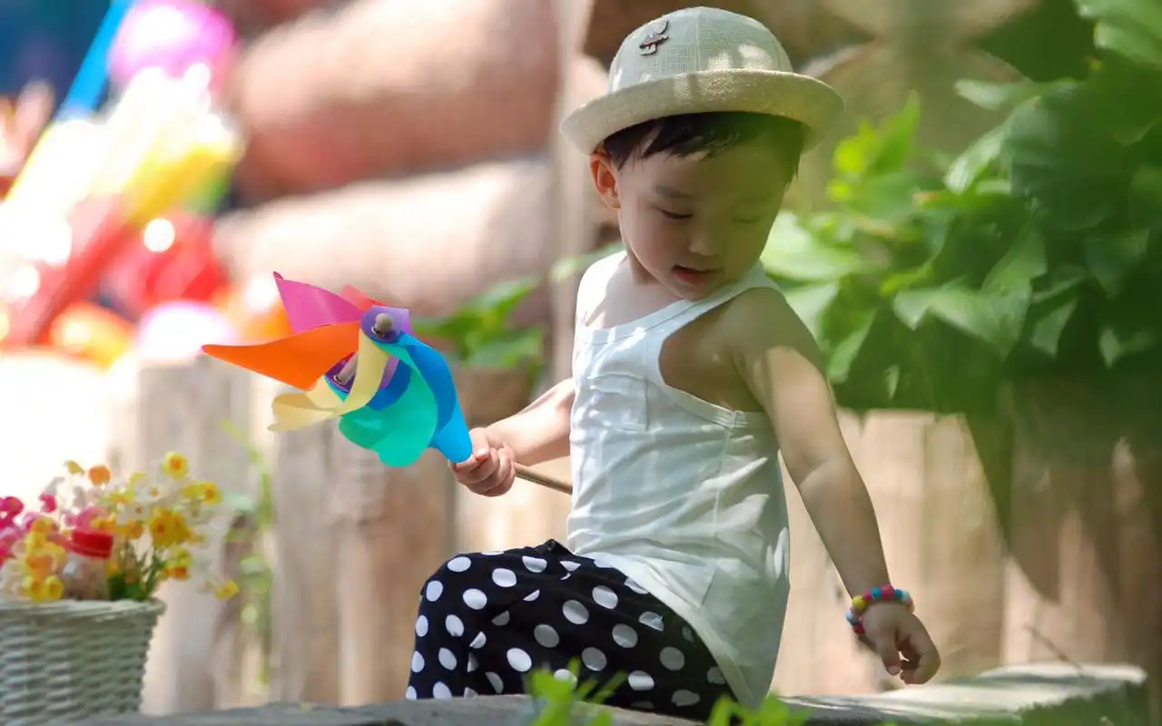 户外阳光下的淘气可爱宝宝高清壁纸图片大全(二)