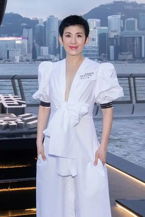 吴君如这气质真是"阿姨辈顶流",一袭白裙配短发飒爽酷炫,洋气