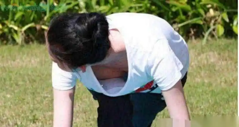 林志玲与黄渤做瑜伽,林志玲弯腰春光乍泄,网友:给摄影师加鸡腿.