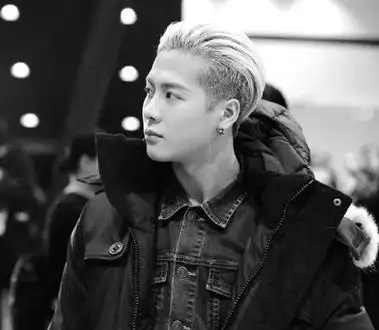 服帖饱满质感的allback剃两边短发发型,加上银灰色染发颜色,演绎出