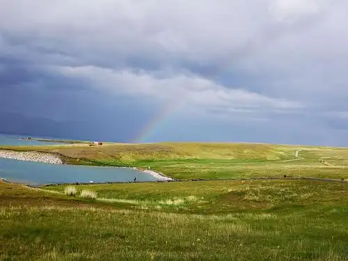 赛里木湖:海拔2073米,面积457平方公里,哈萨克语"祝愿"水色湛蓝,雪山