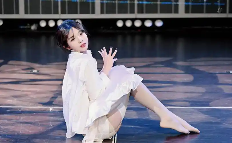 许杨玉琢-snh48女团成员-吊带白丝袜舞台绝美盛宴-图片分享_演出_观众