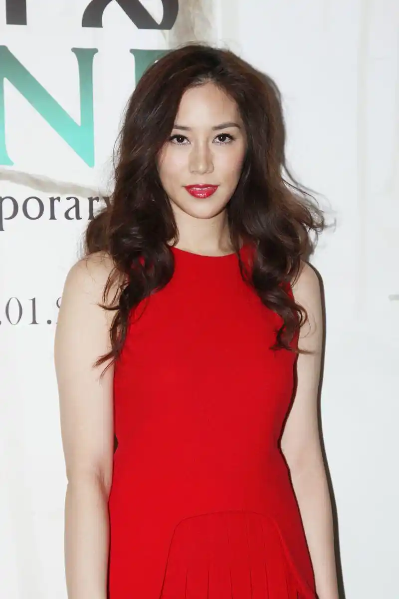 徐子淇一身"姨妈红"好高调,腮红却打的太低级,完全浪费高颜值