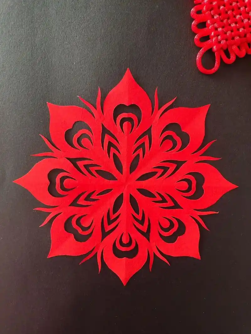 每日一剪|凤尾花 八折剪纸