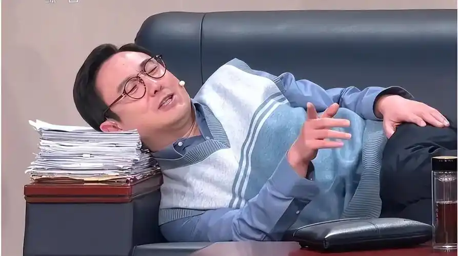 沈腾模仿演员小品给我们来了一出现代版康熙微服私访 - 品度娱乐