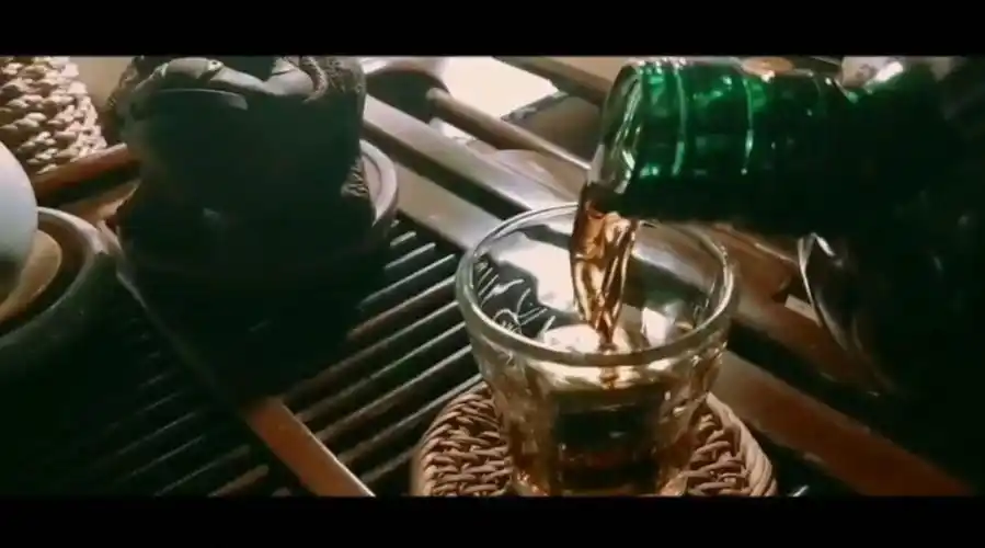 喝着孤独的酒,吹着自由的风,等一个没有归期的人,在余生里做着只有