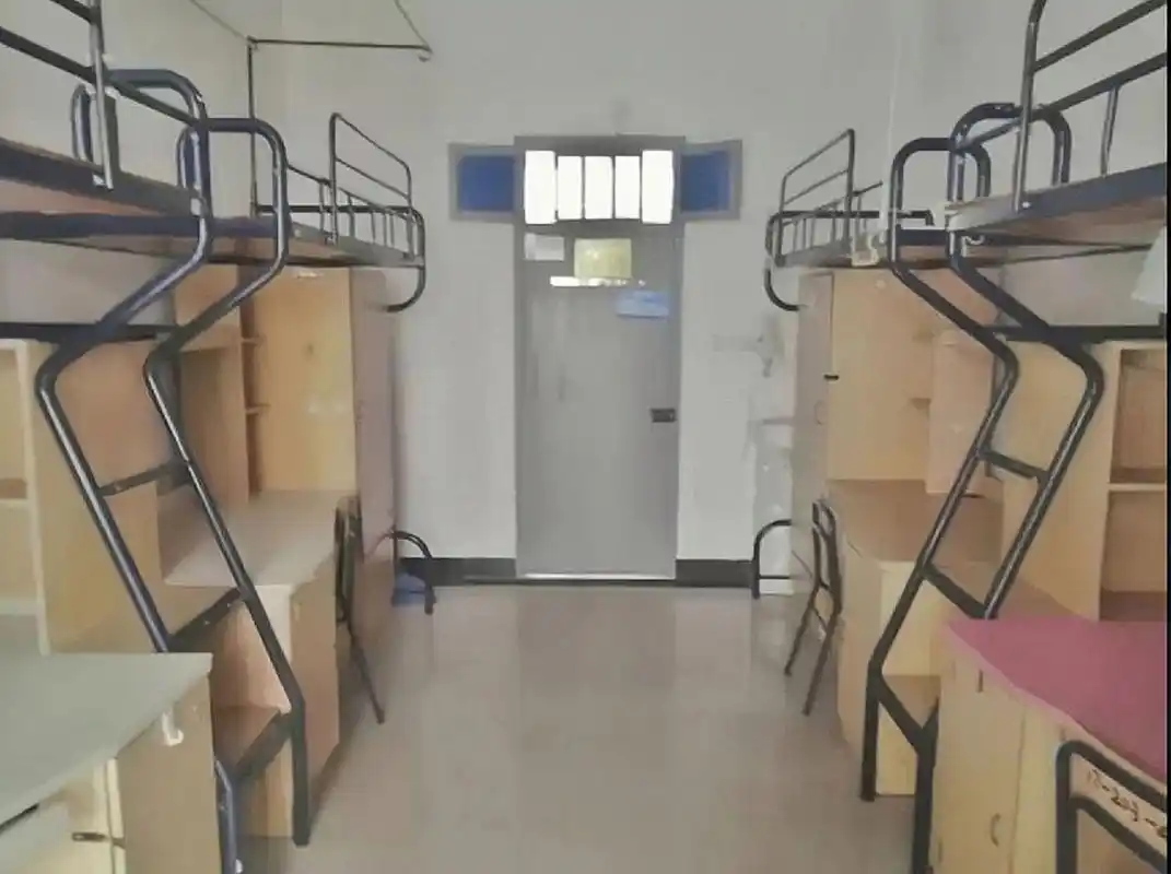 其余的大部分宿舍均为一边床一边桌.