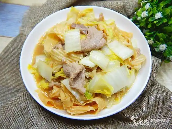 大白菜的百变吃法搭配起更加的下饭白菜豆皮炒肉片