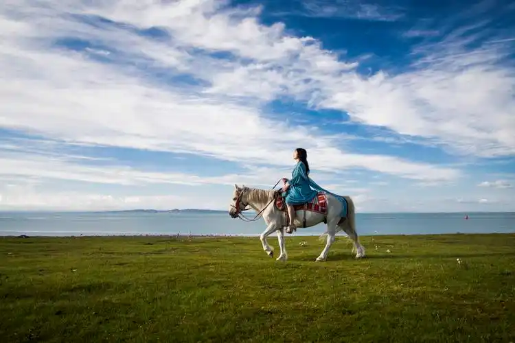 马背上的青海湖