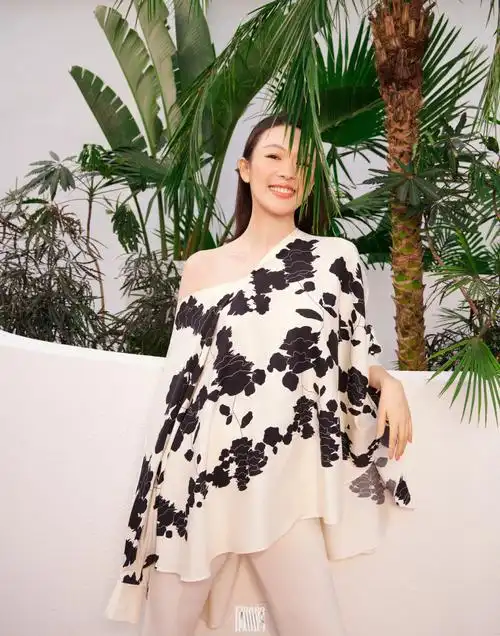 演员童瑶身着宝姿ports 2022春夏女装系列,拍摄《madame figaro