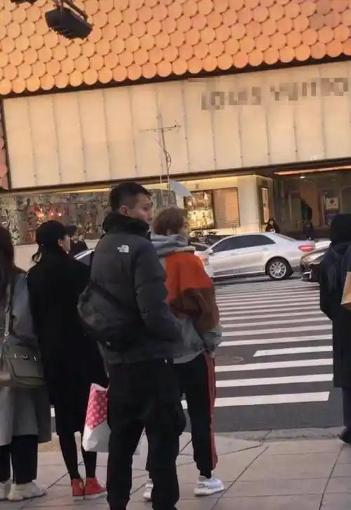 网友再遇关晓彤鹿晗约会,两人衣着时尚同行背影好温馨_情人节_关少