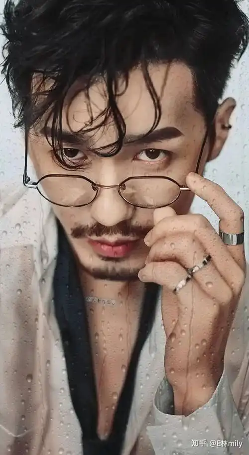 能发一些戴眼镜的帅哥斯文败类照片给我吗真的好喜欢啊