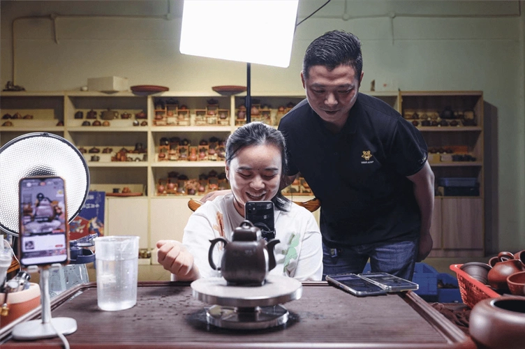 把手艺亮在直播灯下:新电商大潮下宜兴紫砂工匠群像_范君浩_庞红亮_王