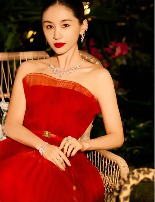 那么离开便是最好的选择了,那么最近上演了一组写真照片,王子文工作室