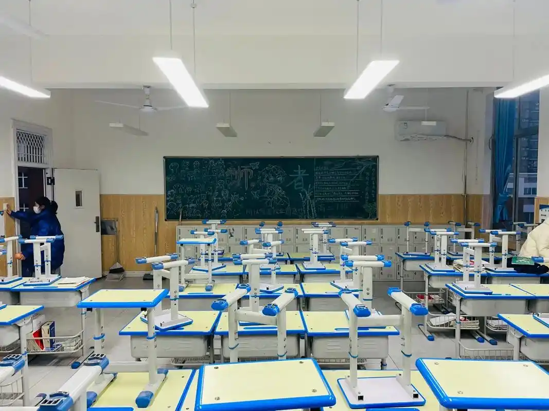 今天是学校第二届班主任节,昨天早上一进教室 看到后黑板的板报 - 抖