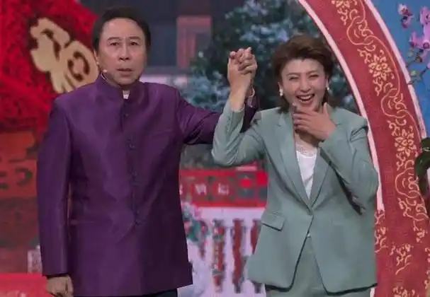 04闫学晶的一生充满争议,21岁时主动追求第一任丈夫林越,对人家非常