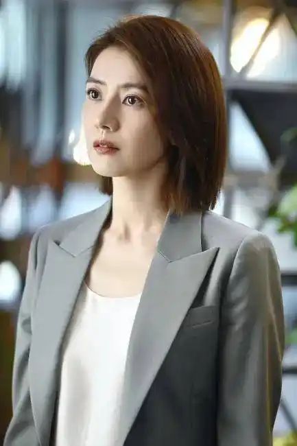 时隔9年,终于又等到了高圆圆的职场ootd_西装_风衣_kors