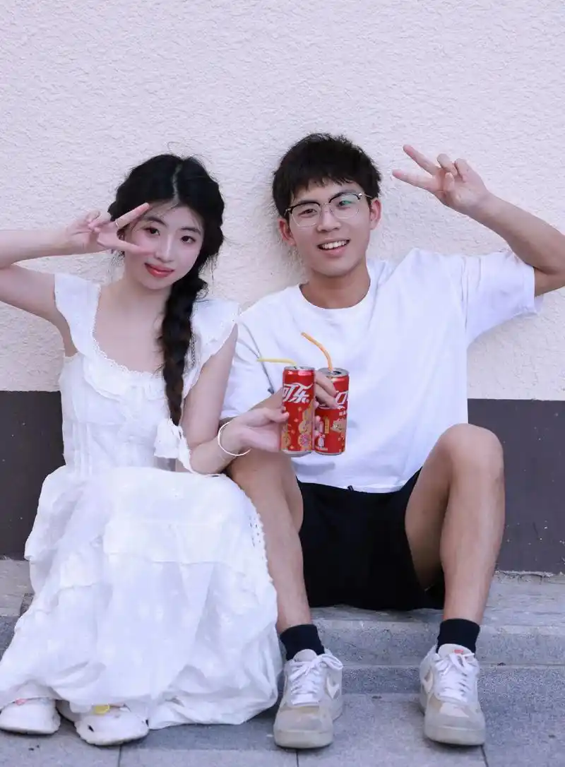 拍的一对大学生情侣,在老旧的小区