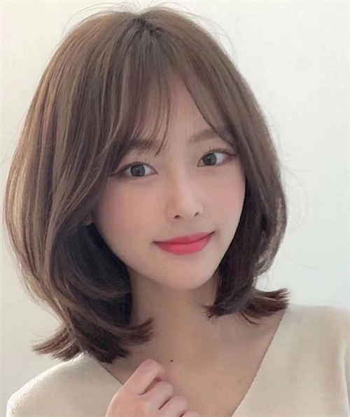 发尾稍微内扣一下就很时髦吸睛,搭配上八字刘海修饰脸型又显韩范