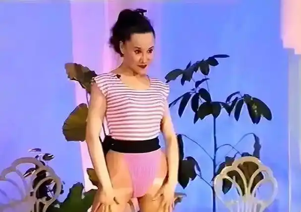 01年,41岁健美皇后马华突然去世,生前半年身上出现大片红紫瘢痕