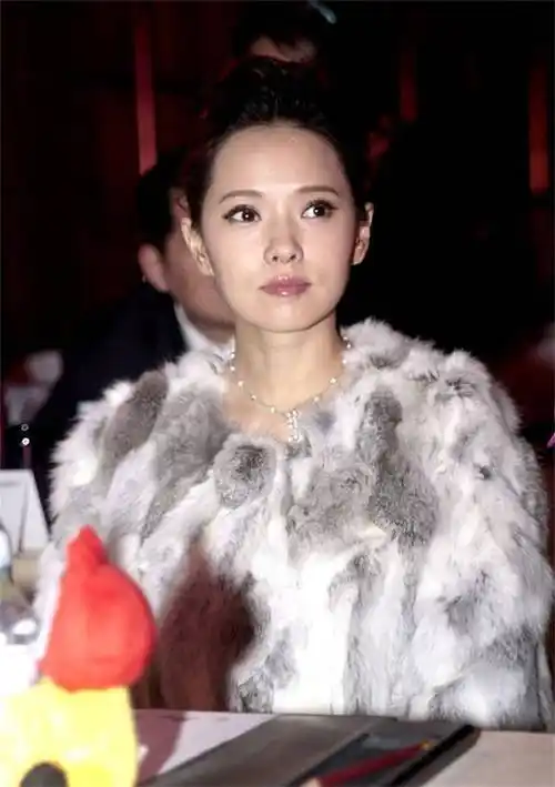 54岁的伊能静,凭什么还能被称为"美丽教主"?_身体_肌肤_食物