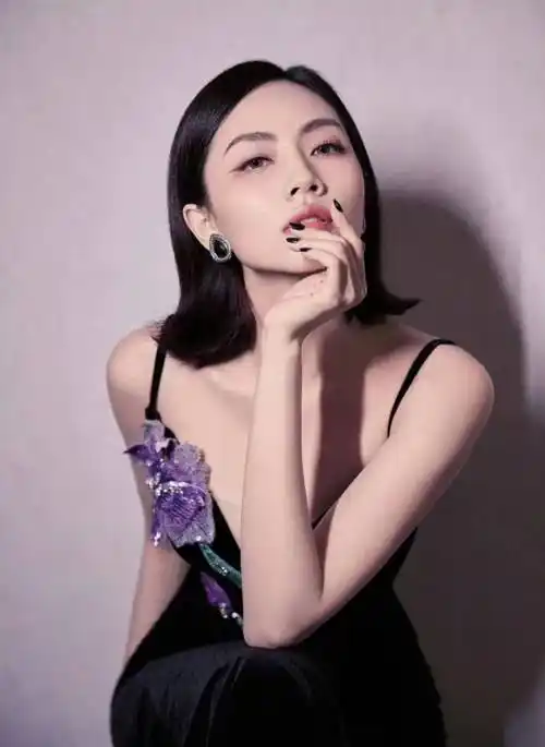 原创鸢尾花丝绒黑裙刘惜君美得令人窒息一手托腮引爆美颜新高度