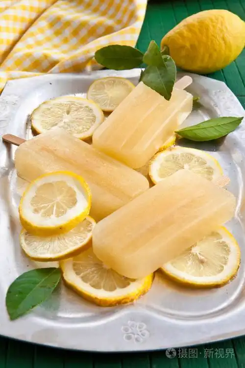 新鲜的柠檬冰棍
