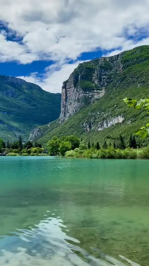 青山绿水的自然风景漫步在蓝天白云下好好的呼吸清新氧气吧