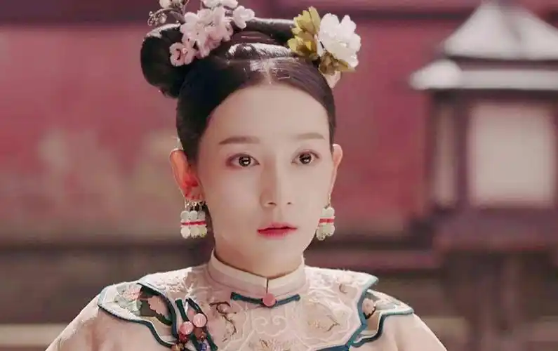 她与侄女一起入宫,侄女贵为皇后却英年早逝,她不得宠却安度晚年