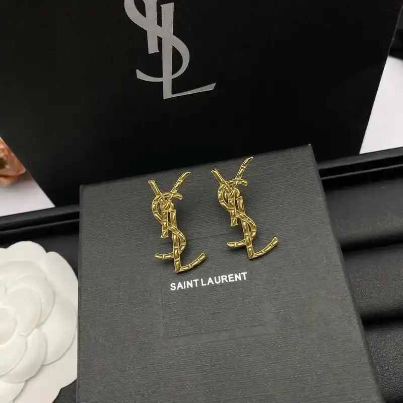 ysl字母logo耳钉.#穿出高级感  精致的你今年 #圣诞 - 抖音