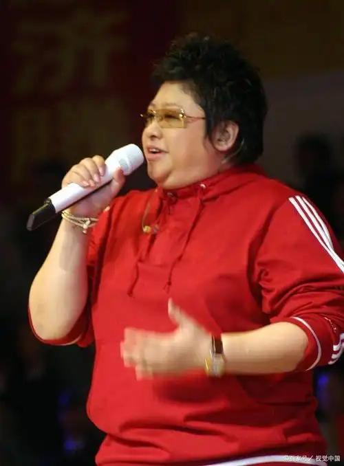 韩红年轻时的校花风采18岁军装照令人震惊