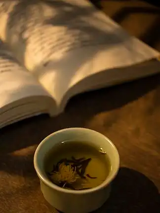 白色紫荆花树叶对称白色底图阴天摄影图