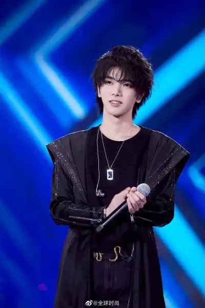 爱豆羊毛卷发型#华晨宇的羊毛卷短发必须拥有姓名,本就是日系少年风