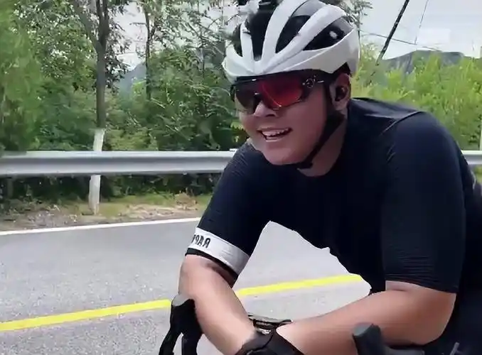 郭涛罕晒15岁儿子日常,石头等比例长大,身材健壮阳光帅气_网友_健身房