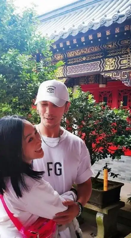 网曝钟丽缇夫妇寺庙上香求子怎么回事现场照片曝光令人不敢相信