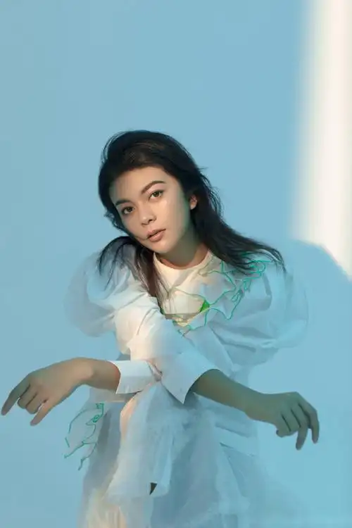 起床听新歌咯,一首新歌不容易 整个世界的玫瑰都不够我送给你 字典