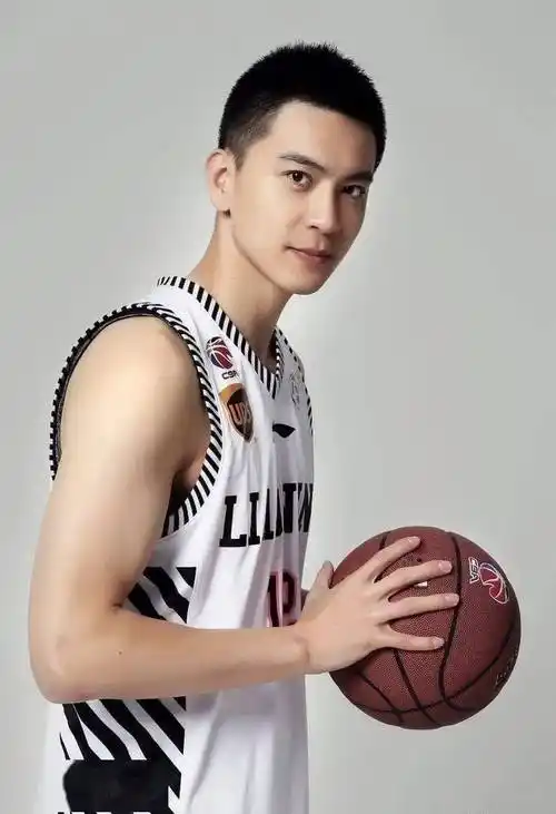 深挖看了吐槽大会才知道杨鸣这么帅