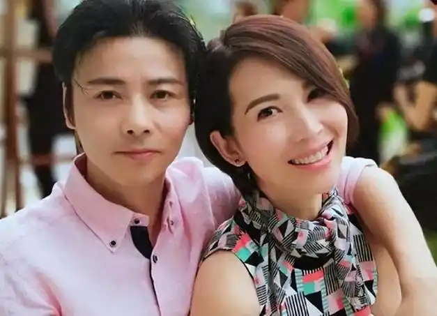 蔡少芬一家被偶遇49岁张晋显沧桑和妻子身材容貌差距大