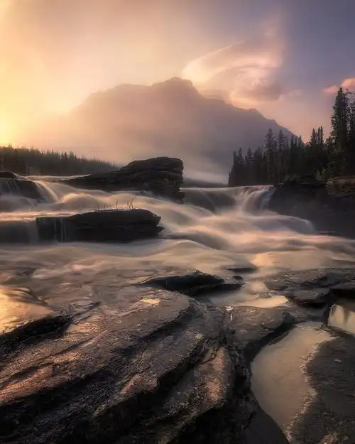 athabasca瀑布的雾中日出